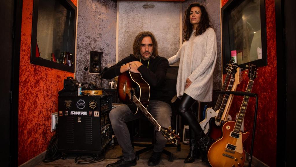 Joaquín Padilla y Chus Herranz en su estudio de grabación.