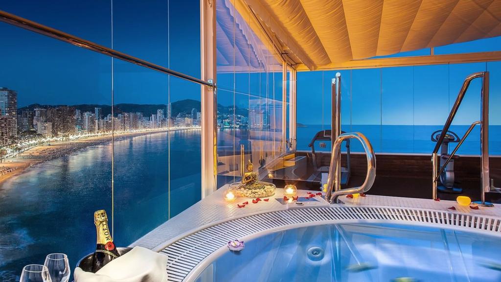 El Hotel Asia Gardens, de la cadena Barceló, situado en las rotondas de Terra Mítica de Benidorm.