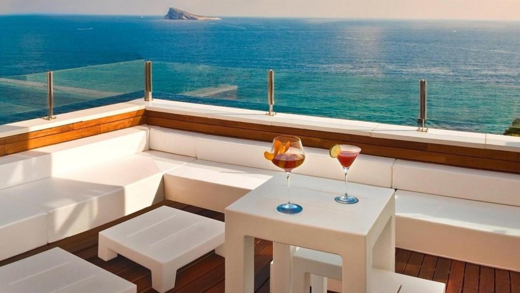 Vistas desde la terraza del Villa Venecia, con la isla de Benidorm al fondo.