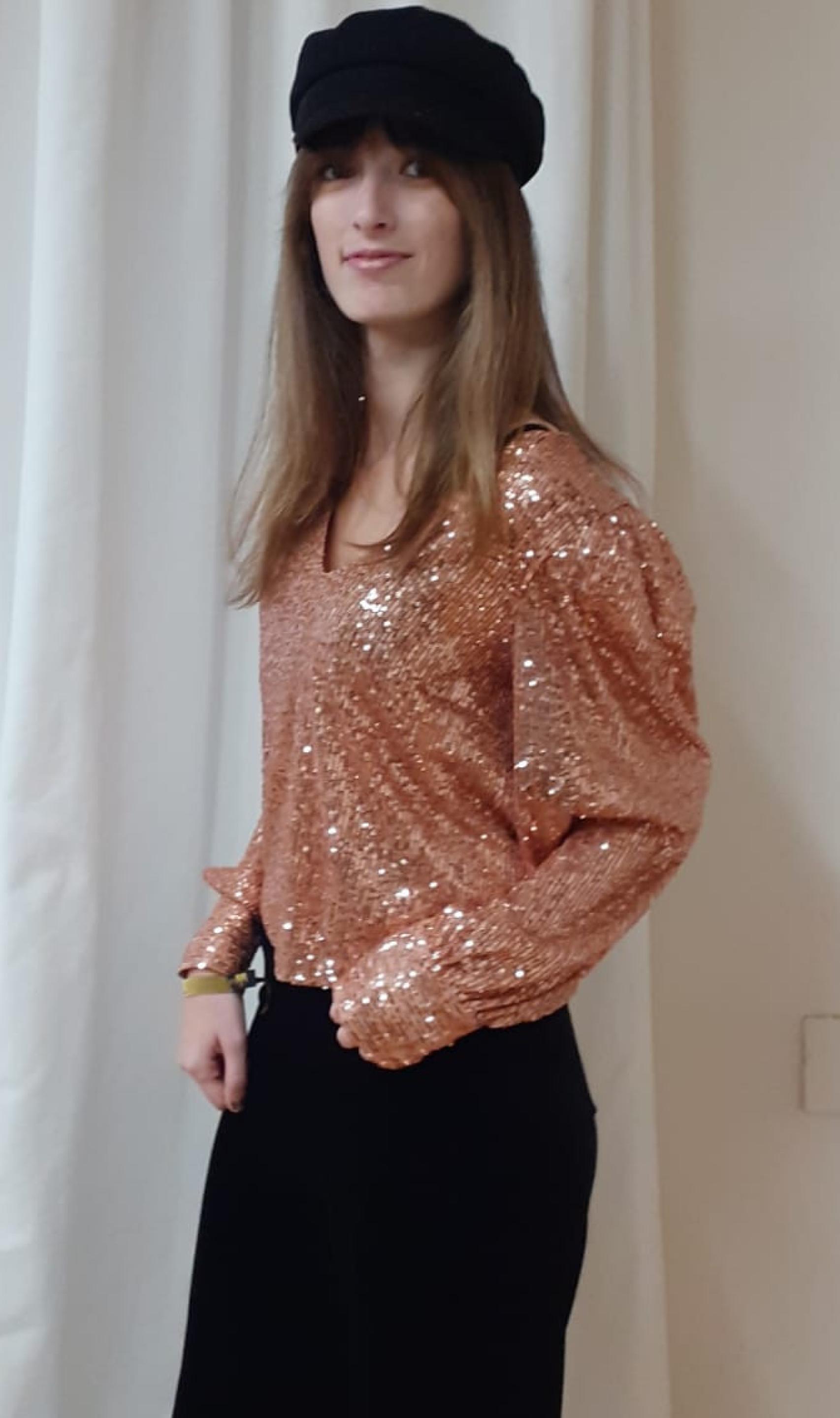 Paloma Garrido, periodista) con la blusa de Pedro del Hierro y TPF by Tamara Falcó (talla S).