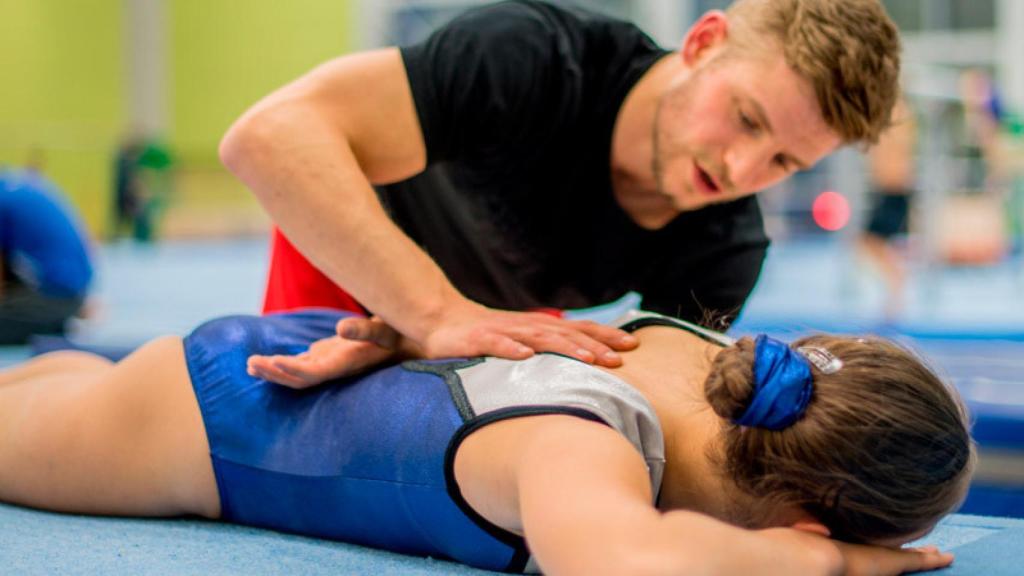 Un fisioterapeuta en un centro deportivo.