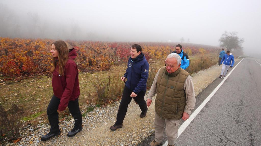 Mañueco y Santonja en el Camino de Santiago.