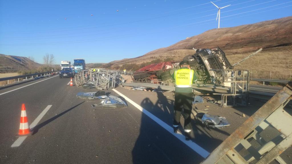 La Guardia Civil en el lugar del accidente de los dos camiones