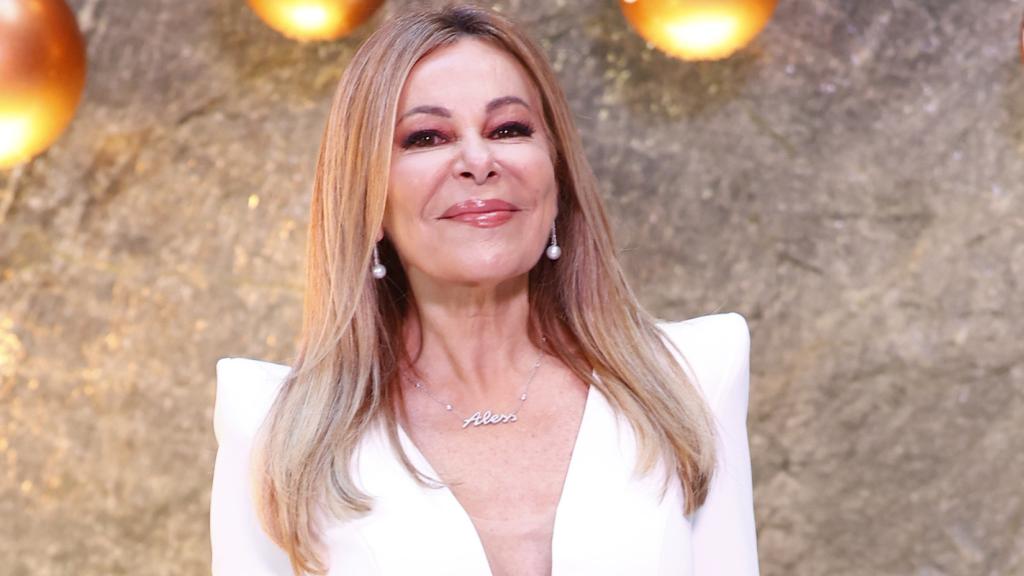 La actriz y presentadora Ana García Obregón en una fotografía tomada el 14 de diciembre de 2021, en el marco de 'La Navidad que quieres', de TVE.