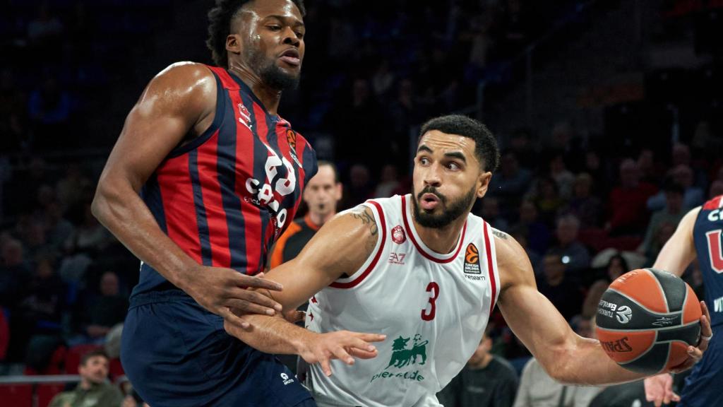 Enoch lucha un rebote.