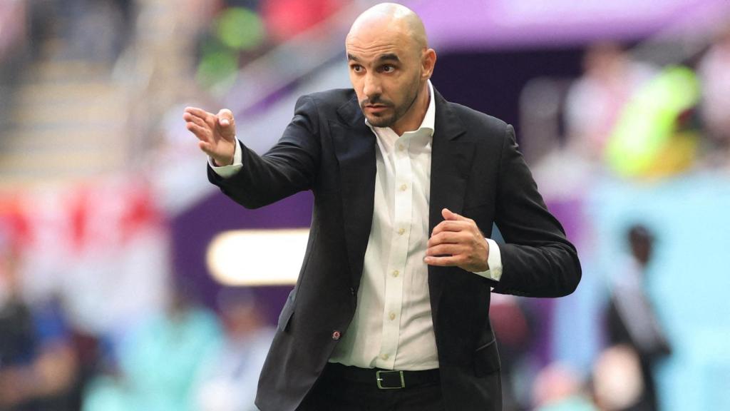 Walid Regragui dando indicaciones durante un partido de Marruecos