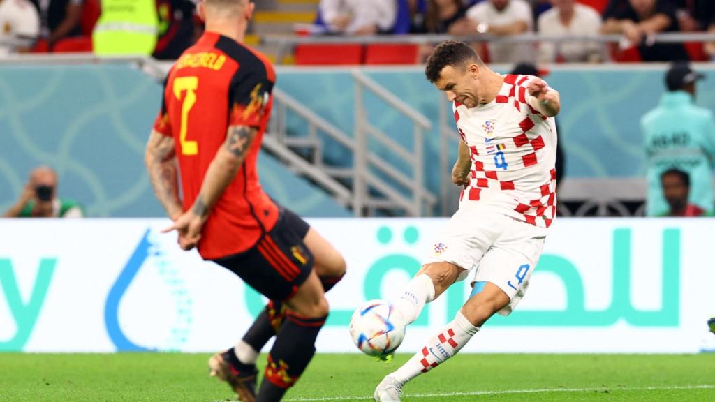 Ivan Perisic dispara a portería ante Bélgica