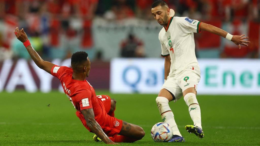 Ziyech regateando a un rival.