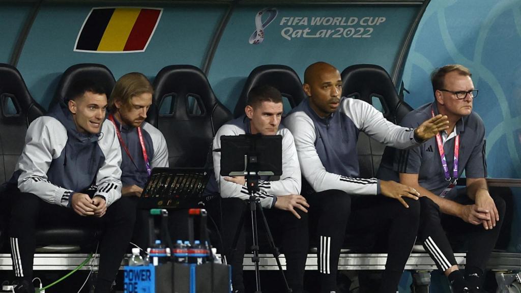 Henry junto al resto de ayudantes de Roberto Martínez en el banquillo de Bélgica