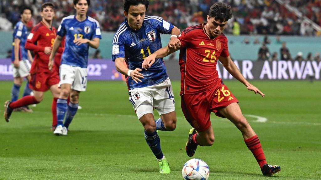 Pedri intenta cubrir un balón anta la presión de Takefusa Kubo