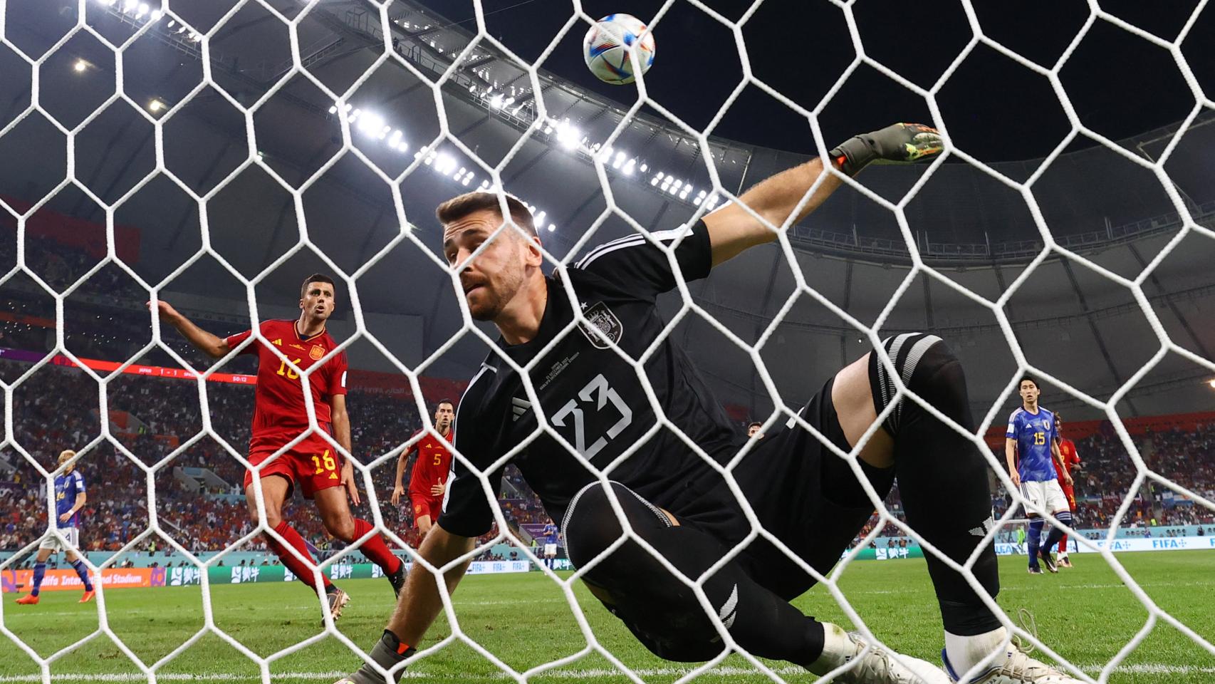 Unai Simón, dentro de la portería de España, tras encajar el segundo gol de España
