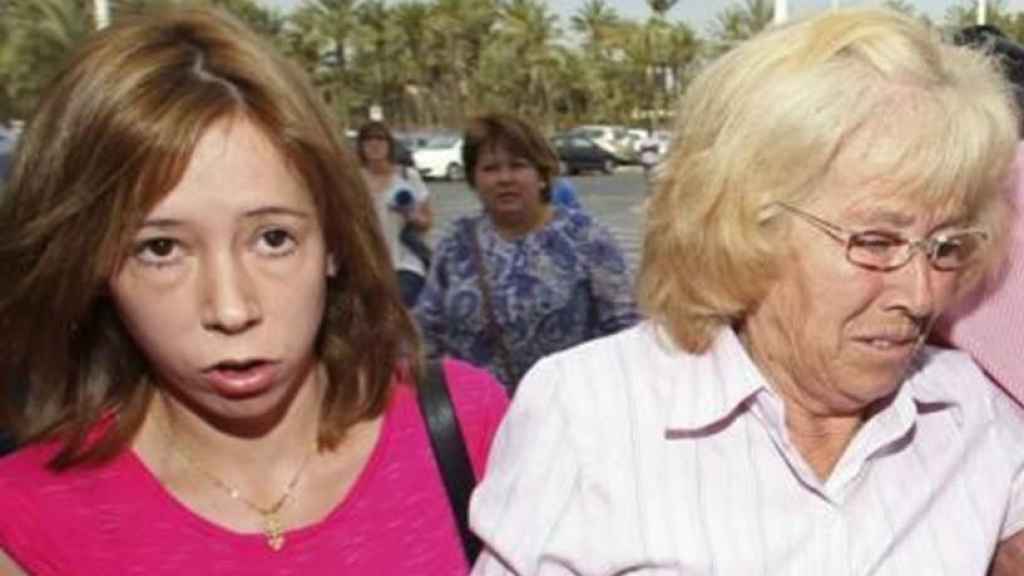 Una instantánea de un vídeo de EFE en el que aparece Verónica, víctima de la violación, junto a su madre, María del Carmen, a la salida de los juzgados