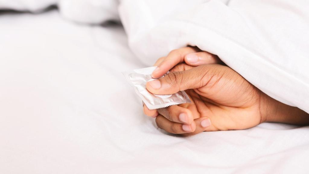 Imagen de archivo de una pareja con un preservativo.