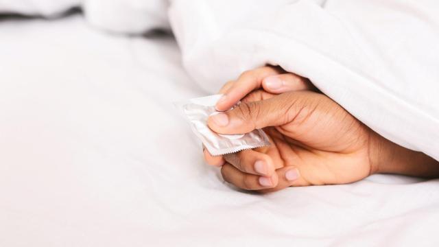 Imagen de archivo de una pareja con un preservativo.