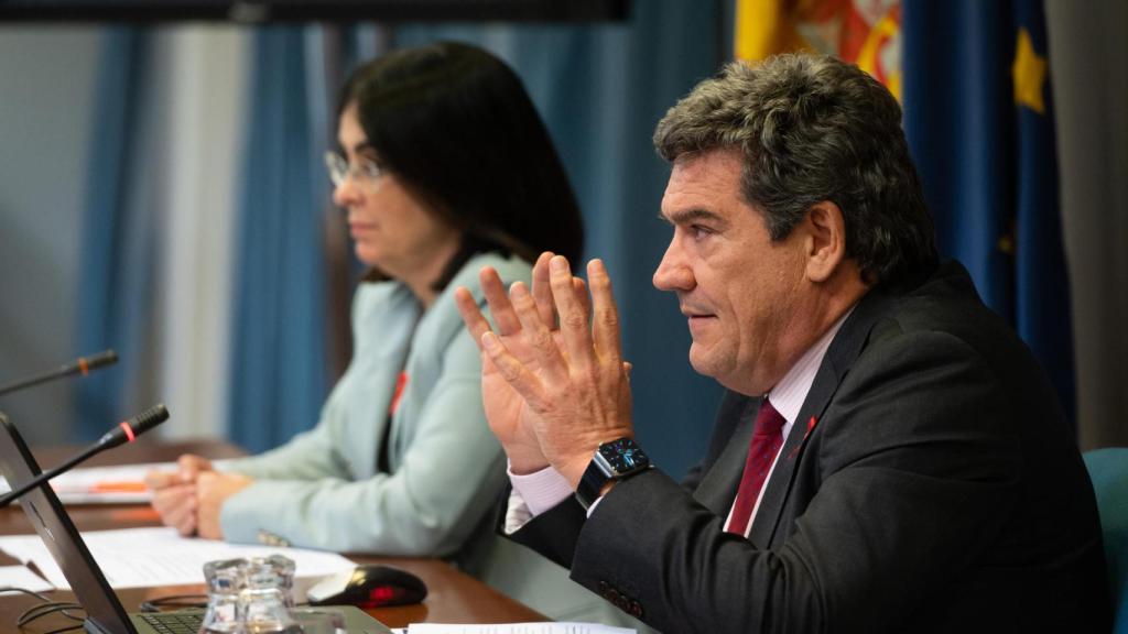 El  ministro de Inclusión, Seguridad Social y Migraciones, José Luis Escrivá. Al fondo, la ministra de Sanidad, Carolina Darias.
