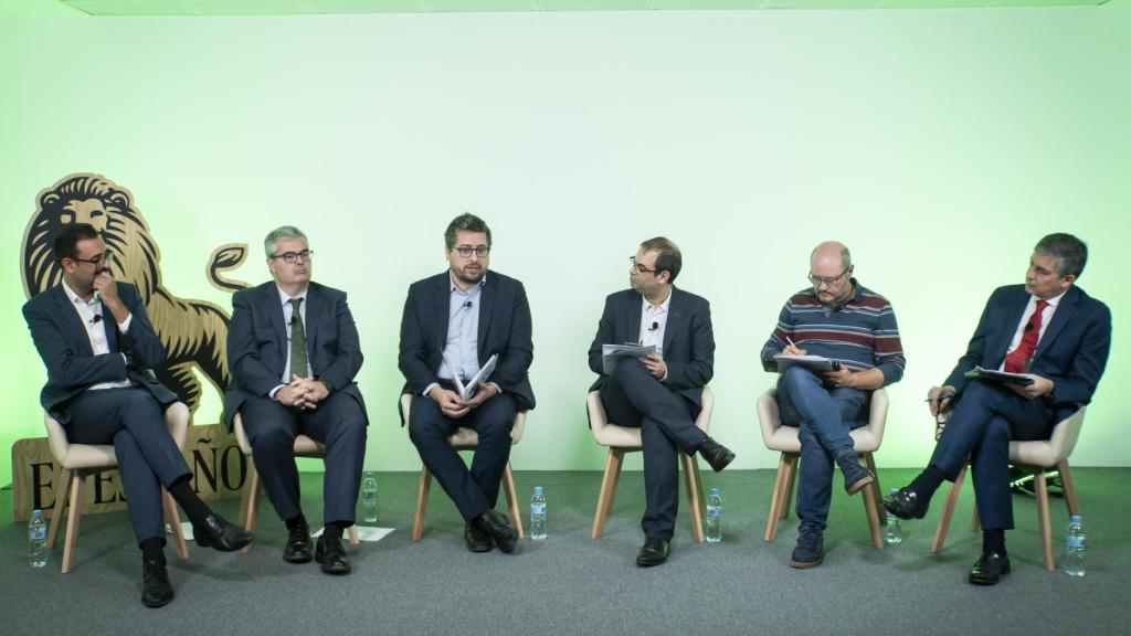 De izq. a dcha, Iván Sánchez López (Sanitas), Miguel Ángel Cañada (Incibe), Javier Alonso (Sham - grupo Relyens), Alfonso Muñoz (EL ESPAÑOL-Invertia), Manuel Jimber (SAS) y Javier Candau (CCN) en el evento 'Ciberseguridad en el sector sanitario'.