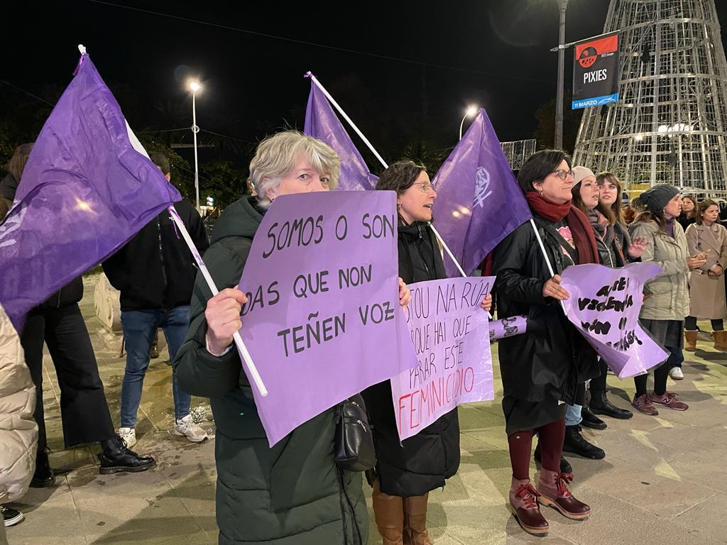 Tres de las asistentes a la concentración de esta tarde en el Obelisco de A Coruña (Quincemil).