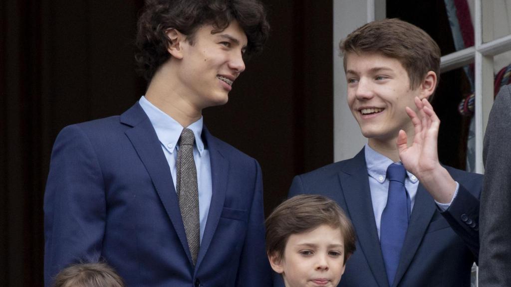El Príncipe junto a sus hermanos, en un balcón de Copenhagen, en abril de 2018.