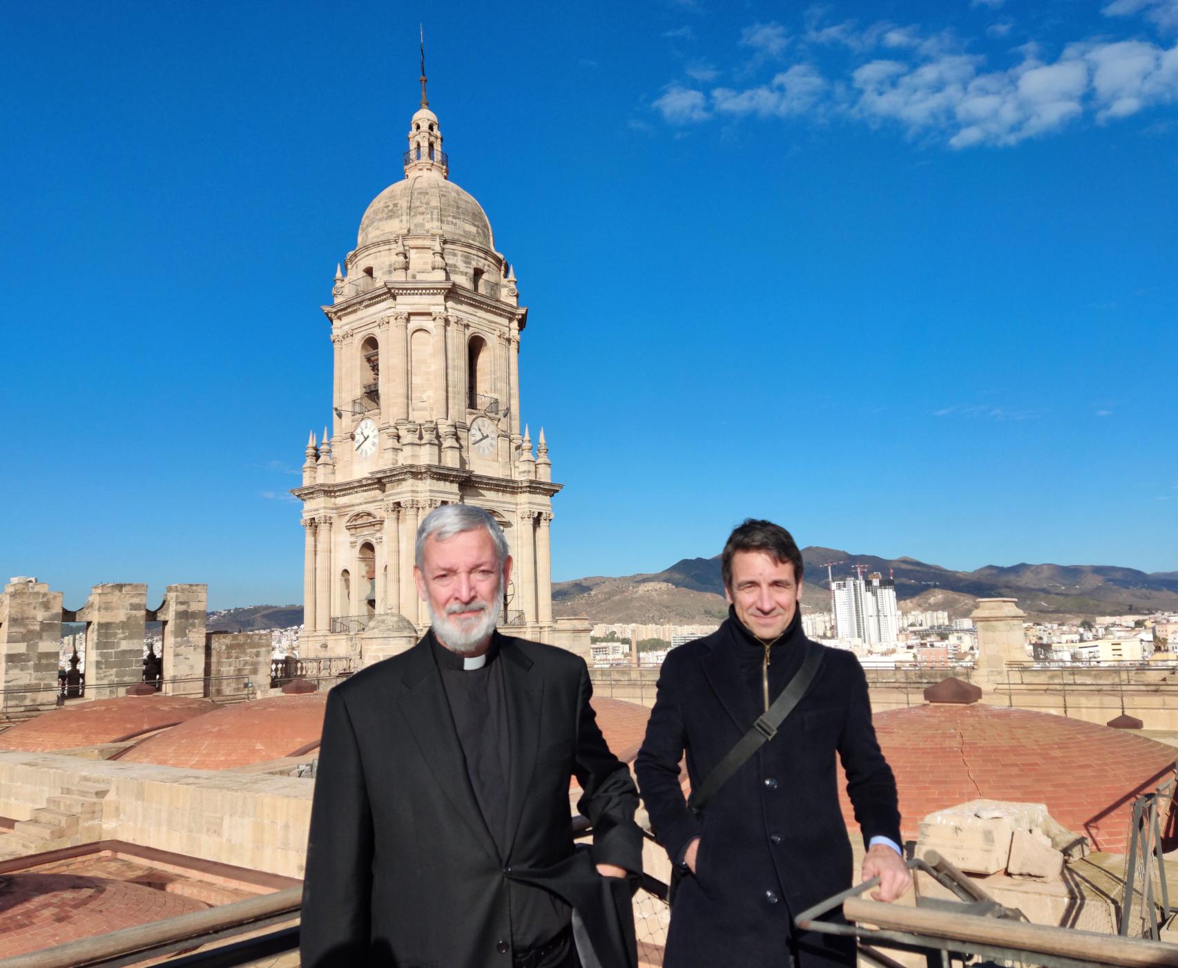 José Manuel Ferrary, deán de la Catedral de Málaga, y Juan Manuel Sánchez La Chica, arquitecto del edificio.