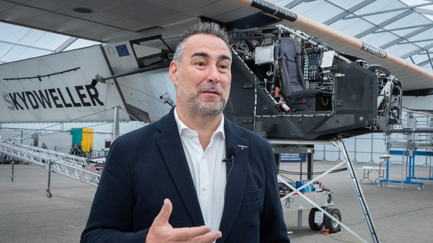 Sebastien Renouard delante del avión solar