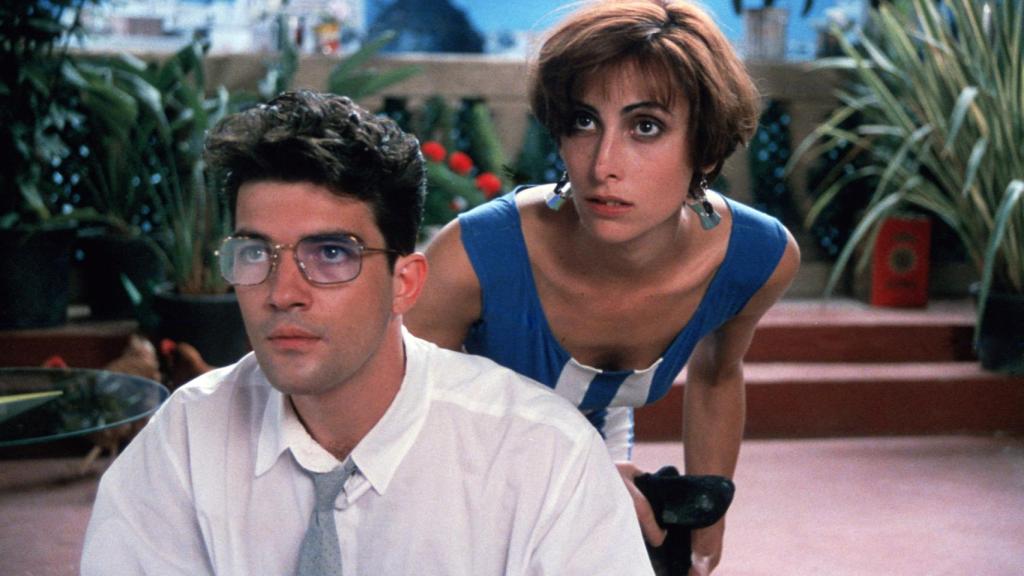 María Barranco y Antonio Banderas, en un fotograma de la película 'Mujeres al borde de un ataque de nervios '(1988).
