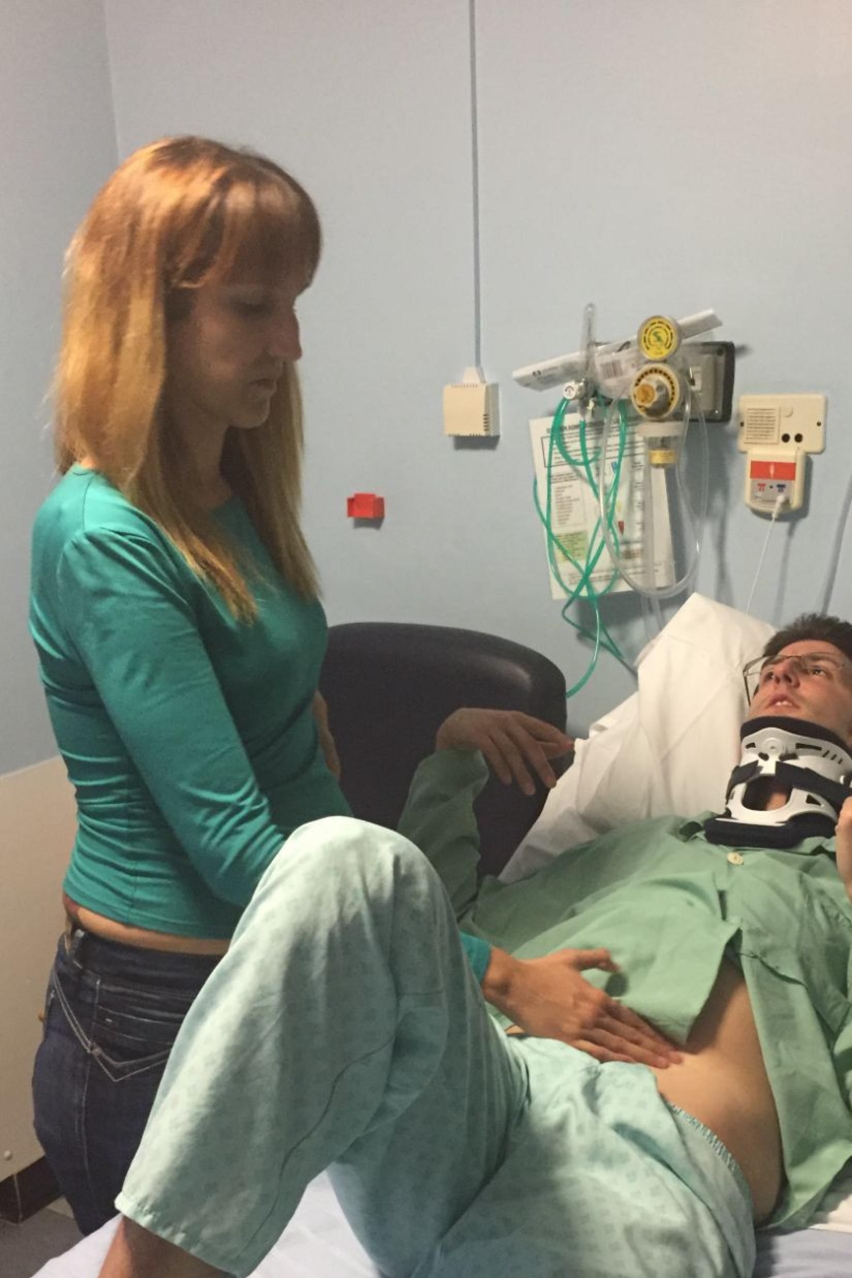 Gabriel junto a su hermana en un hospital de Bournemouth