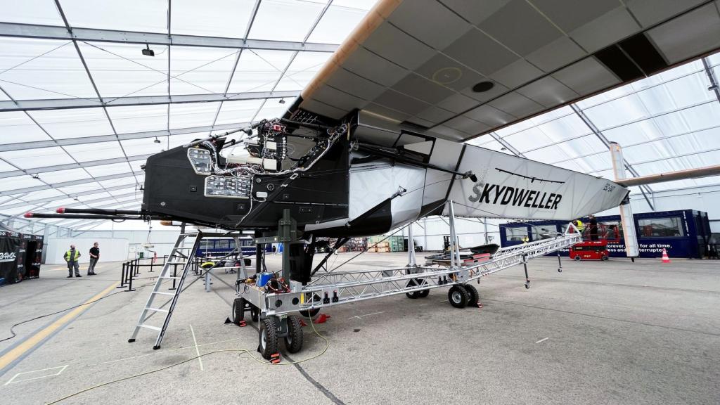 Detalle de la parte externa de la cabina de mandos del avión solar