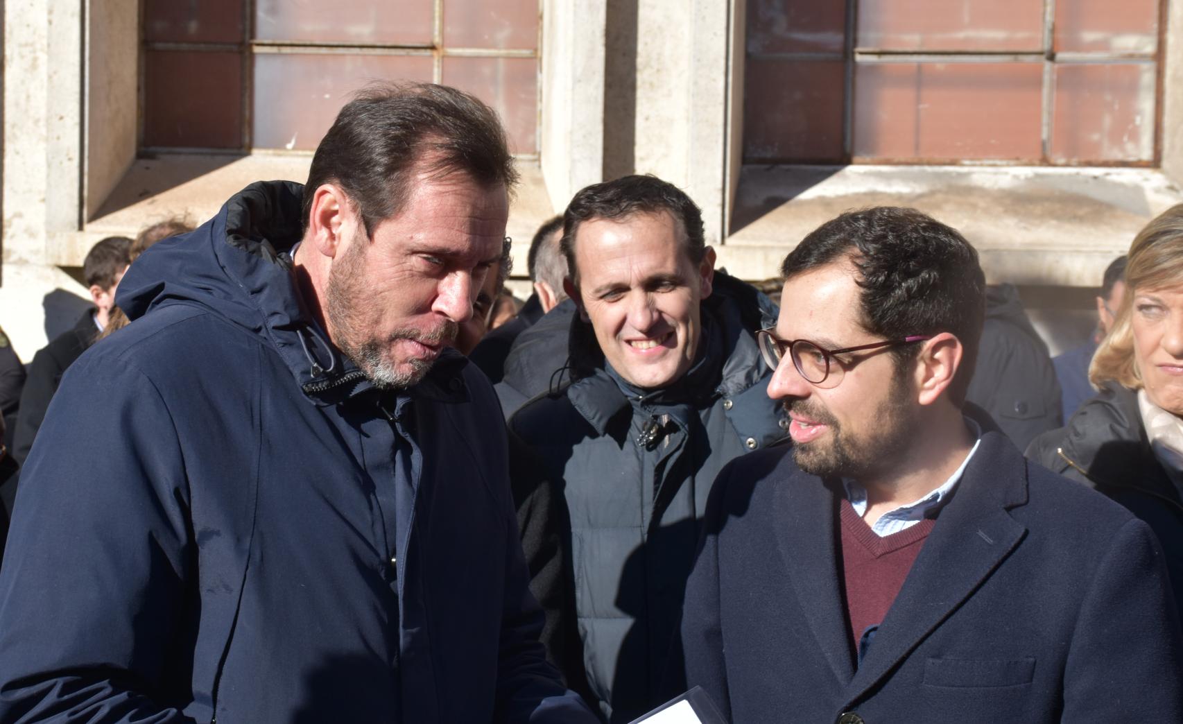 El alcalde de Valladolid, Óscar Puente, habla con el diputado popular Eduardo Carazo durante la concentración.