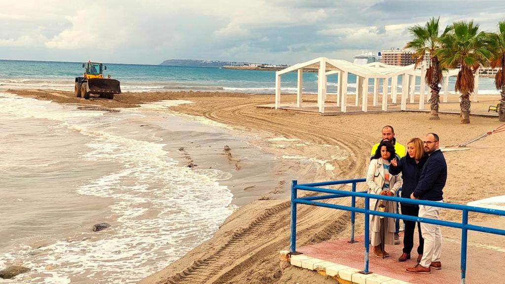 El aporte de arena en el Postiguet se ha adelantado para abrir el acceso en esa zona.