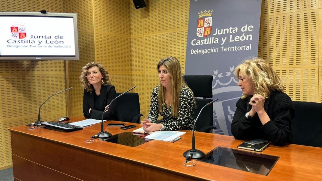 La directora general de Vivienda, Arquitectura, Ordenación del Territorio y Urbanismo, María Pardo, y la delegada territorial de la Junta, Raquel Alonso.