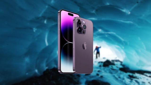 Fotomontaje con un iPhone 14 Pro y una cueva en Alaska.