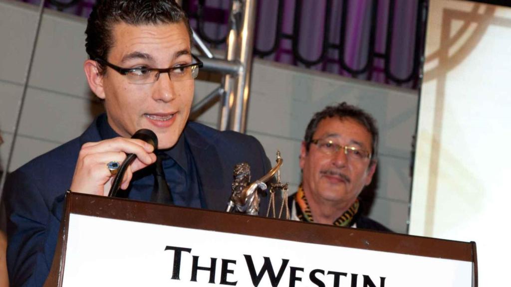 Raúl Pardo-Geijo, abogado del secretario general del PSOE en Murcia, José Vélez, recogiendo un premio.