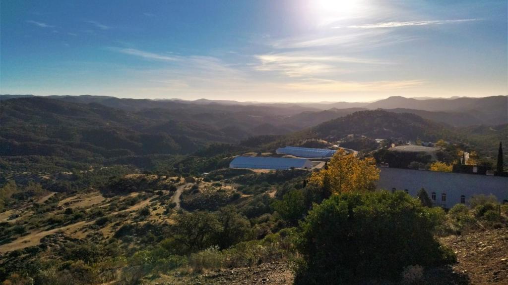 Vista de la finca de El Cabril; al fondo, las dos naves (celdas 29 y 30) de la zona de los residuos radiactivos de muy baja actividad.