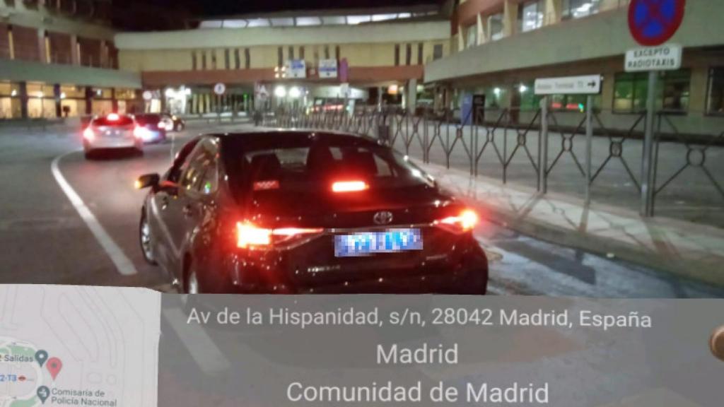 Un VTC captado por un taxista con la app GPS Map Camera en una zona reservada a taxis.