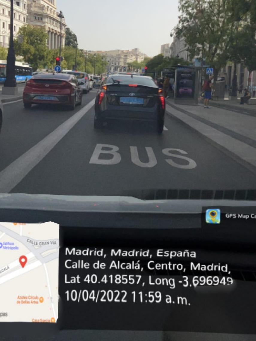 Un VTC invadiendo un carril bus.