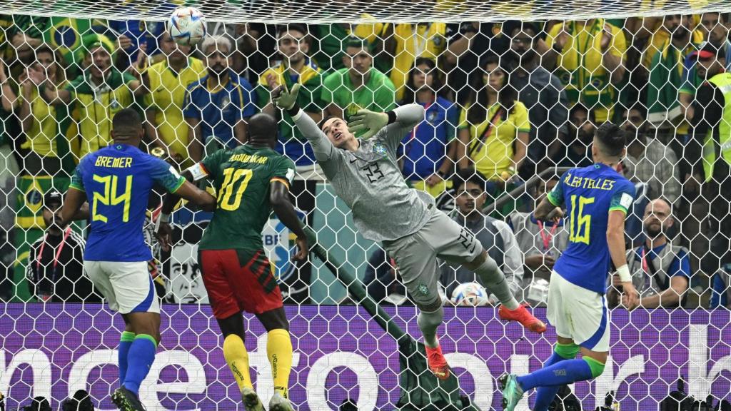 Ederson realiza una gran intervención en el Camerún . Brasil