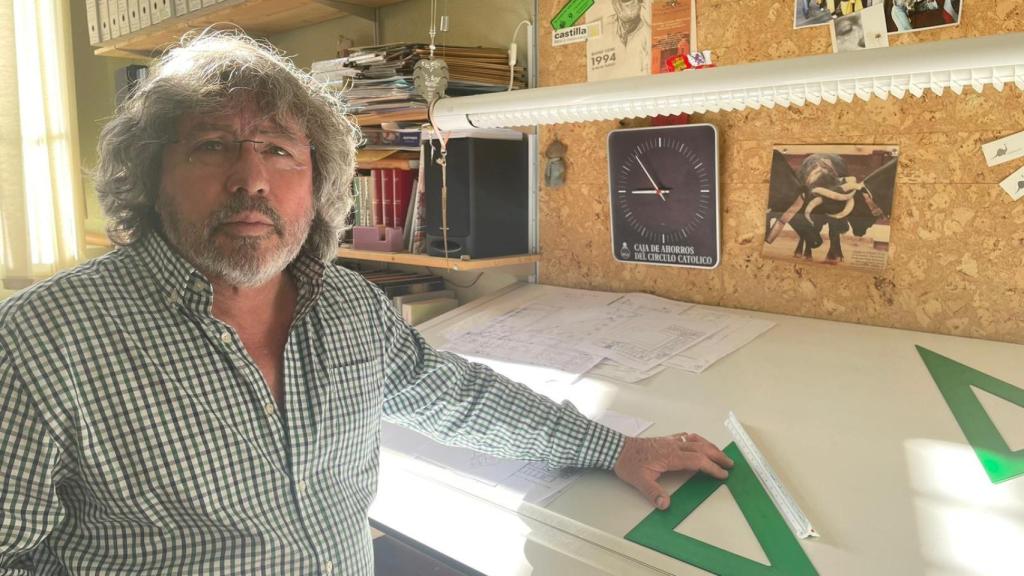 Fermín, en la mesa donde dibujaba los planos de las techumbres.