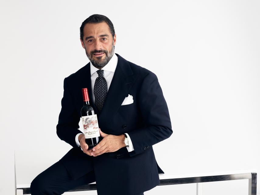 Vicente Dalmau Cebrián-Sagarriga, sujetando una botella del vino Castillo Ygay Gran Reserva 2010, elegido en octubre de 2021 como el mejor del mundo