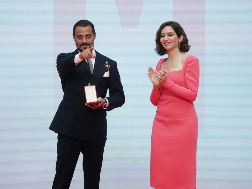 Vicente Dalmau Cebrián-Sagarriga, recibiendo la Cruz de la Orden del Dos de Mayo de la mano de Isabel Díaz Ayuso.