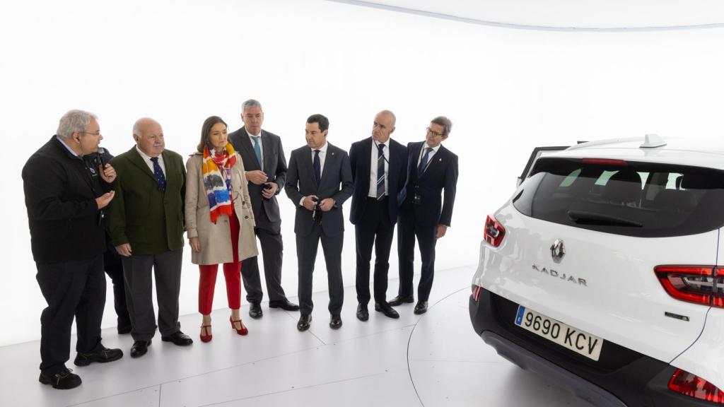 Diferentes autoridades del Gobierno central, autonómico y local conciendo la Refactory.