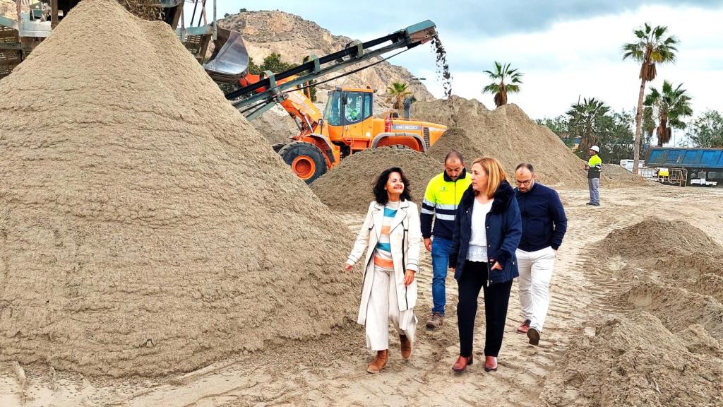 Rosa de los Ríos y Araceli Poblador, en la visita a los trabajos de recuperación en la playa.