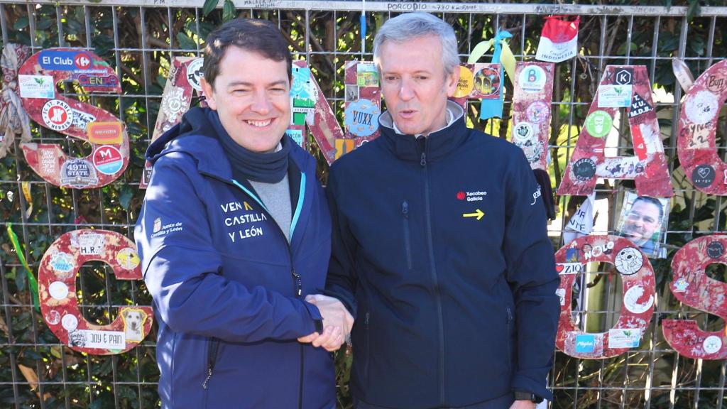 El presidente de la Junta de Castilla y León, Alfonso Fernández Mañueco (I), junto al presidente dela Xunta de Galicia, Alfonso Rueda (D), realizan un tramo de la etapa del Camino de Santiago que concluye en la Plaza del Obradoiro
