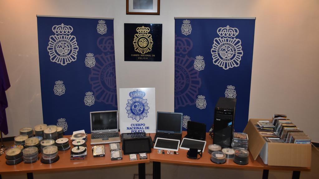 Los objetos incautados por un delito de pornografía infantil