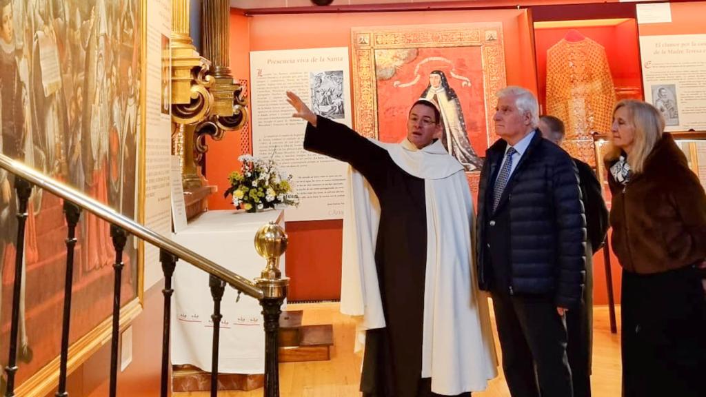 El duque de Alba visita la sobre Santa Teresa en Alba de Tormes