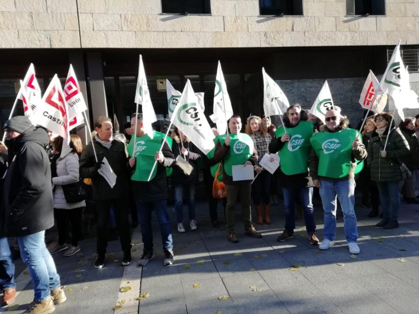 Imagen de la concentración de trabajadores del Ministerio de Justicia ante los juzgados de Valladolid, este viernes.