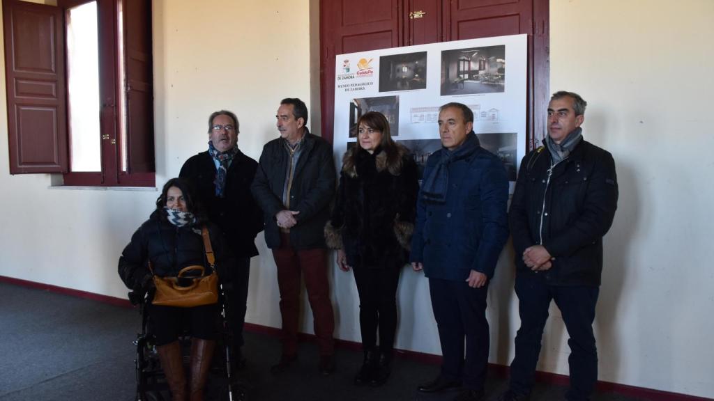 El alcalde de Zamora, Francisco Guarido; la concejala de Cultura, Mª Eugenia Cabezas; el promotor del Centro-Museo Pedagógico del Campus Viriato, Bienvenido Martín; la arquitecta, Ascensión Rodríguez; el autor del proyecto, Juan Condea