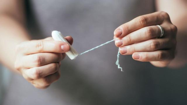 Una mujer sostiene un tampón.