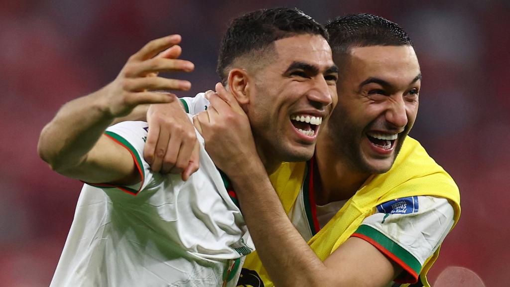 Achraf Hakimi y Ziyech celebran el pase de Marruecos a los octavos de final.