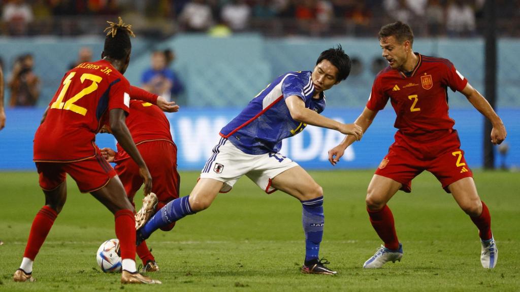 Azpilicueta y Nico Williams presionan un balón en una jugada de Japón