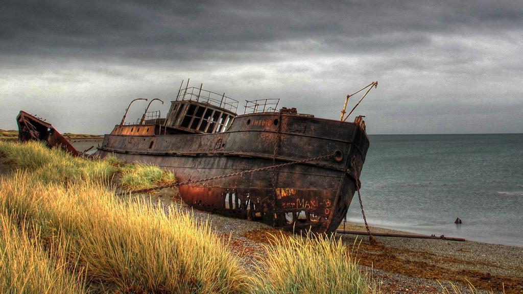 El buque 'Amadeo', declarado monumento nacional en 1972, fue encallado en 1932 en la playa de San Gregorio, a orillas del Estrecho de Magallanes, por deseo de su armador Menéndez Behety. Foto: Daniel Diaz Nauto (CC BY-SA 2.0)